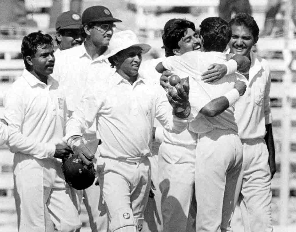 ১৯৮৬ সালে কপিলের দল লিডসে দ্বিতীয় টেস্টেও জেতে। ২৭৯ রানের বিপুল ব্যবধানে আসে জয়। ভারত প্রথম ইনিংসে তোলে ২৭২। রজার বিনির পাঁচ উইকেট ধ্বস নামায় বিপক্ষ ইনিংসে। ইংল্যান্ড থামে মাত্র ১০২ রানে। বেঙ্গসরকরের আবার শতরানে ভারত দ্বিতীয় ইনিংসে তোলে ২৩৭। রান তাড়া করতে নেমে ইংল্যান্ড শেষ ১২৮ রানে। সিরিজ ২-০ জেতে ভারত।