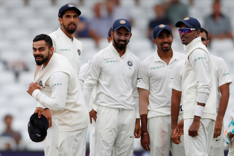 চলতি সিরিজে ইংল্যান্ডের মাটিতে ভারতের সপ্তম টেস্ট জয় এল। টস হেরে ব্যাট করতে নেমে প্রথম ইনিংসে ভারত ৩২৯। জবাবে হার্দিক পান্ড্যর পাঁচ উইকটে ইংল্যান্ড থামল ১৬১ রানে। বিরাট কোহালির শতরানে ভারত ৩৫২ রানে ছাড়ল দ্বিতীয় ইনিংস। ৫২১ রানের লক্ষ্য তাড়া করে ইংল্যান্ড ৩১৭। জশপ্রীত বুমরা নিলেন পাঁচ উইকেট। সিরিজে ফিরল ভারত।