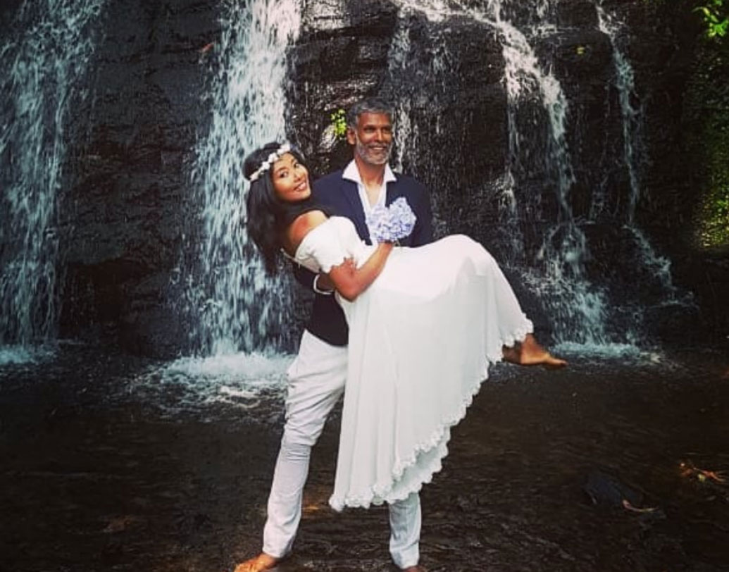 মিলিন্দ সোমন: নিজের থেকে ২৬ বছরের ছোট প্রেমিকাকে বিয়ে করেছেন বাহান্ন বছরের এই সুপারমডেল-অভিনেতা। ২০১৯ সালের জানুয়ারিতে মুক্তি পাচ্ছে তাঁর ছবি ‘হামারা তিরঙ্গা’। বয়স শুধুমাত্র একটা সংখ্যা ছাড়া আর কিস্যু নয়!