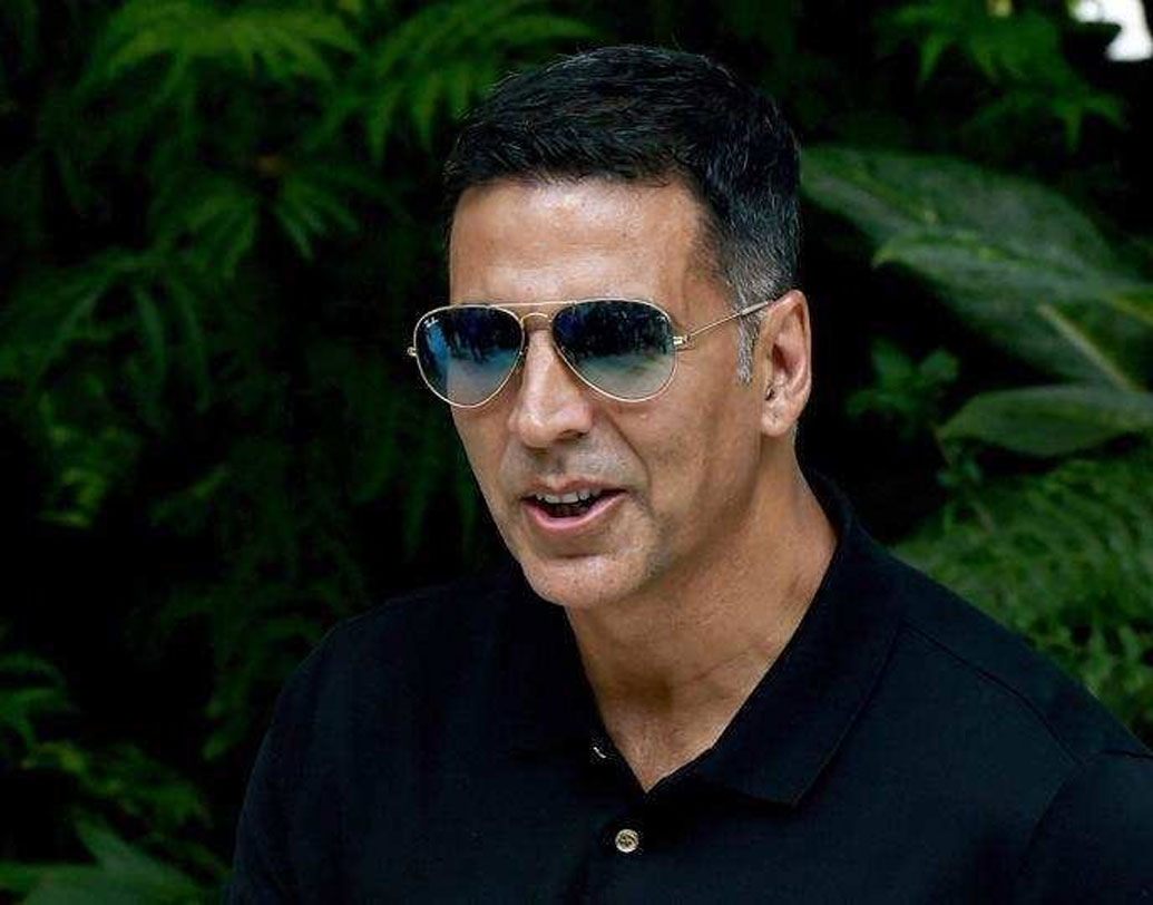 অক্ষয় কুমার: ৫০ বছরের এই অভিনেতা একজন মার্শাল আর্ট বিশেষজ্ঞ। ‘খিলাড়ি’, ‘খাকি’, ‘প্যাডম্যান’ বা ‘টয়লেট এক প্রেম কথা’ সবেতেই রেখেছেন নিজের দক্ষতার পরিচয়।