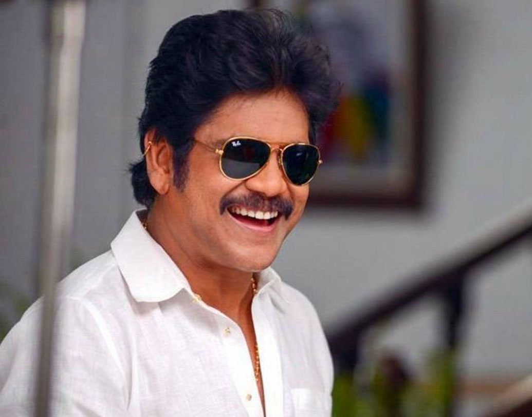 নাগার্জুন: ৫৮ বছরের আক্কিনেনি নাগার্জুন দক্ষিণ ভারতীয় ছবির সবচেয়ে নামী তারকাদের এক জন। ১৯৬৭ সালে একজন চাইল্ড আর্টিস্ট হিসাবে প্রথম কাজ শুরু করেন নাগার্জুনা। তারপর আর থেমে থাকেননি।