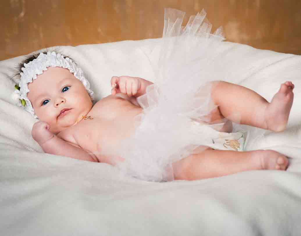 দুই পা ছোড়া: অধিকাংশ শিশুই শুয়ে শুয়ে পা ছোড়ে। এক এক সময় তো কোনও কোনও শিশু এতই বেশি পা ছোড়ে যে স্নানের সময়ও তাদের সামলানো যায় না। আসলে, এ সব খোশ মেজাজের লক্ষণ। শিশু পা ছুড়লে জানবেন, সে শরীর ও মনে ভাল আছে। এ তার আনন্দ প্রকাশের ভঙ্গি। এ সময় তার সঙ্গে নানা খেলায় মাতলে সে আরও আনন্দ পায়। ছবি: শাটারস্টক।