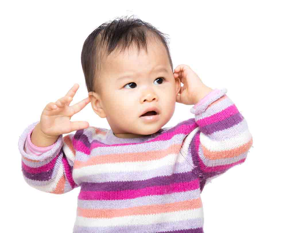 কান ধরে টানা: শিশুকে কোলে নিলেই সে আপনার কান মুলে দেয় কিংবা কান ধরে টানে! আর তার পরেই খিলখিলিয়ে হাসি। এ দিকে তার কান মুলে দেওয়ার খেলায় আপনি জেরবার। মনোবিদদের মতে, গোটা মুখের মধ্যে কান তার সবচেয়ে আগে নজরে আসে। নিজের চেহারার মধ্যেও কান তাকে সবচেয়ে বেশি অবাক করে। তাই নিজের কান ধরেও টানে সে। ছবি: শাটারস্টক।