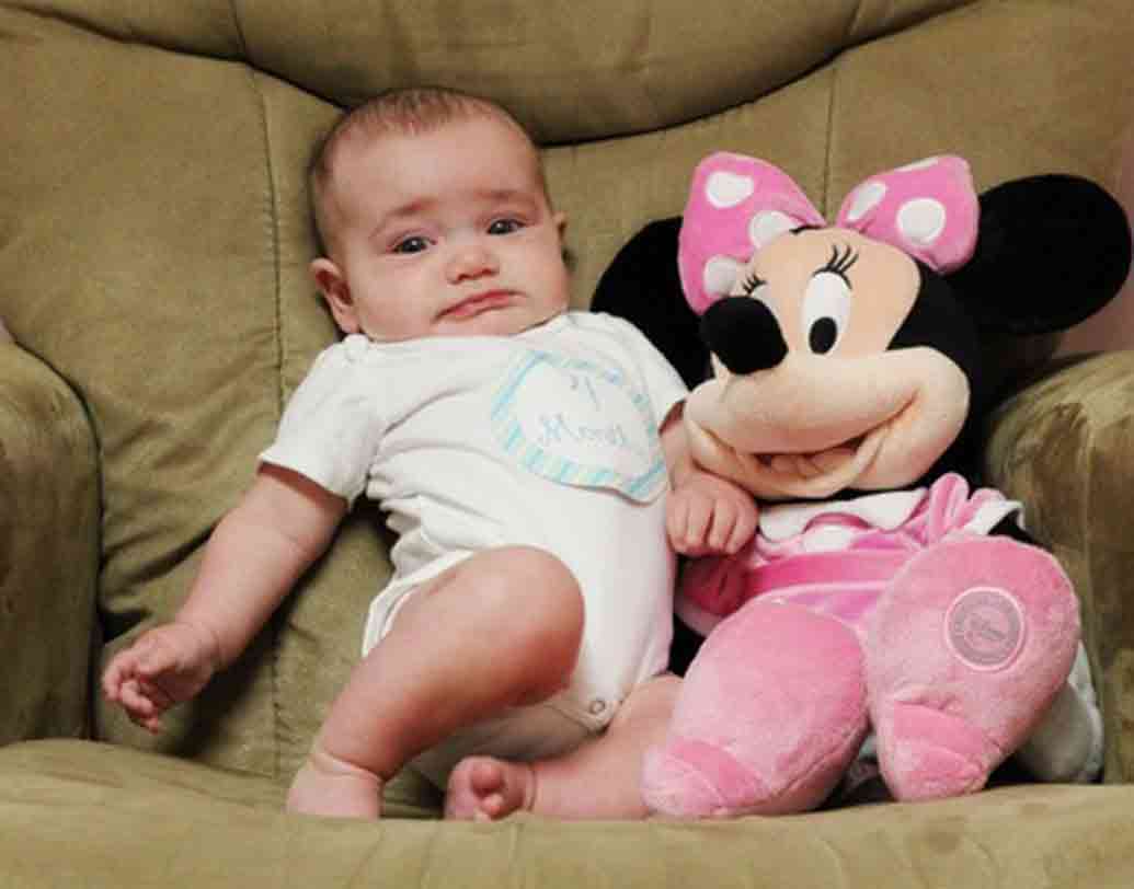 আর্চ: শিশু কাঁদতে কাঁদতে বারবার আর্চ করার মতো বেঁকিয়ে তুলছে শরীর? তা হলে সাবধান! জানবেন, নিশ্চয় ওর কোথাও ব্যথা করছে। শারীরিক কোনও ব্যথা থেকেই এমনটা করতে থাকে শিশু। এমন হলে যদি বুঝতে পারেন, কোথায় ব্যথা তা নিরাময়ের চেষ্টা করুন, নয়তো চিকিৎসকের কাছে নিয়ে যান। ছবি: শাটারস্টক।