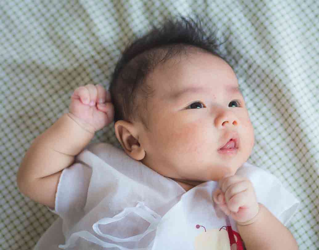 মুষ্টিবদ্ধ হাত ছোড়া: তিন মাস অতিক্রম করলেই এমন ভঙ্গি প্রকাশে সক্ষম হয় বেশির ভাগ শিশুই। আপনি যদি ভাবেন এ নেহাতই খেলার ছল, তা হলে ভুল করছেন। আসলে ওর খিদে পেয়েছে। বড়দের মতো নিজেই নিজের খিদে মেটাতে পারে না সে, তাই খিদের জানান দেয় হাত মুঠো করে হাওয়ায় ঘুষি মেরে! অনেক সময়ই এ সময় কেঁদে ফেলে বেচারা। ছবি: শাটারস্টক।