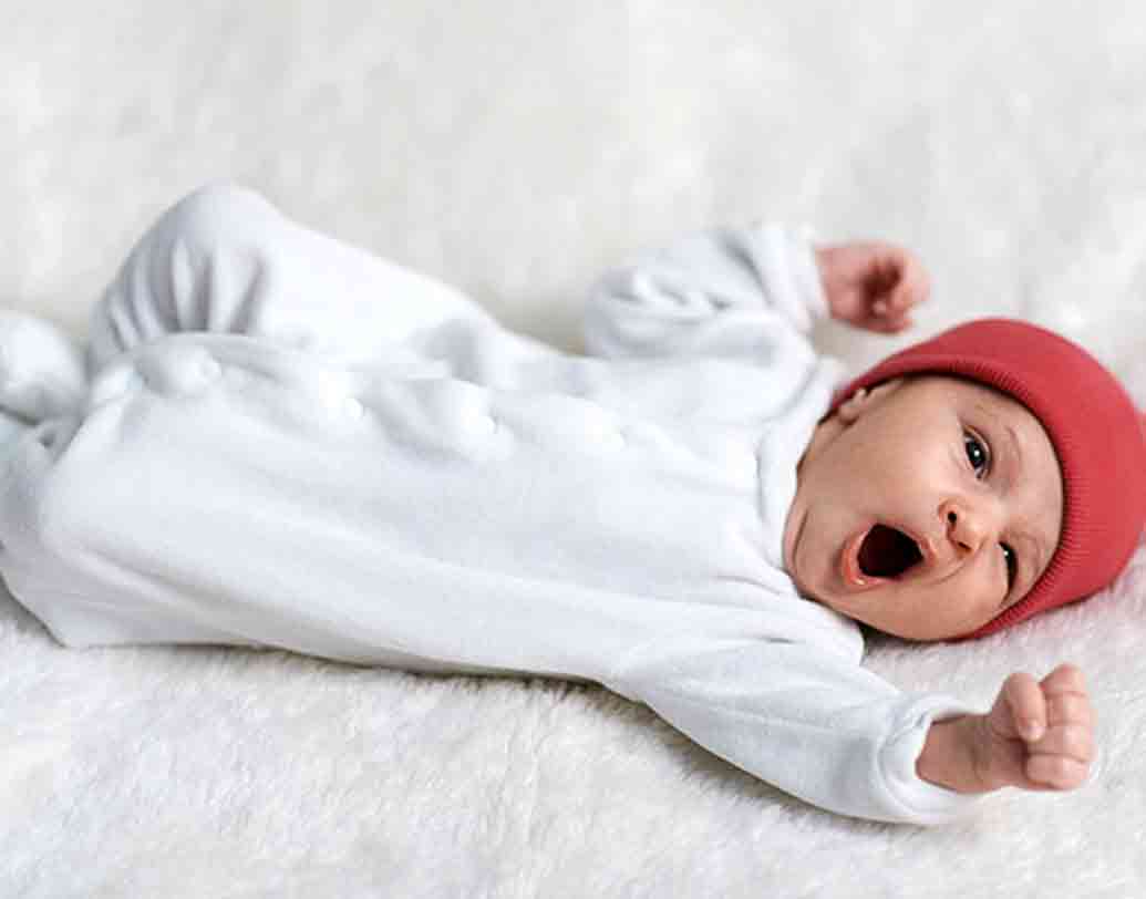 হাত ঝাঁকানো: হঠাৎই জোরে জোরে হাত ঝাঁকাচ্ছে সে? চাইল্ড বিহেভেরিয়াল এক্সপার্টদের মতে,চারপাশের কোনও ঘটনায় উত্তেজিত হয়ে পড়লে বা চড়া আলো-শব্দের সংস্পর্শে এলে সে চমকে যায়। শরীরে আপদকালীন হরমোন ক্ষরণ শুরু হয়। তখনই জোরে জোরে সে হাত ঝাঁকাতে থাকে। কাছের মানুষটিকে তার দিকতে মন দিতে বলার সংকেত পাঠায়। ছবি: শাটারস্টক।