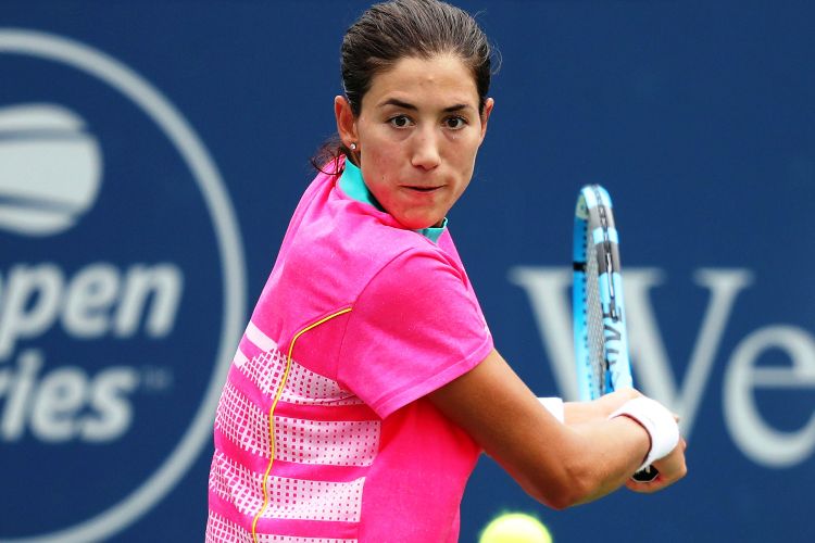 ৩১ বছর বয়সী মারিয়া শারাপোভার জন্ম রাশিয়ায়। মোট ২১ সপ্তাহ তিনি বিশ্বের একনম্বর মহিলা টোনিস খেলোয়াড় ছিলেন। সিন্ধু অবশ্য এক নম্বর হওয়া নিয়ে ভাবছেন না। তাঁর পাখির চোখ এশিয়ান গেমসের পদকে। এবং তারপর টার্গেট করবেন অলিম্পিকের পদককে। সিন্ধু নিজেই শুনিয়েছেন সেই লক্ষ্যের কথা। তা সফল হবে কিনা সময়েই বোঝা যাবে। ছবি: এএফপি।