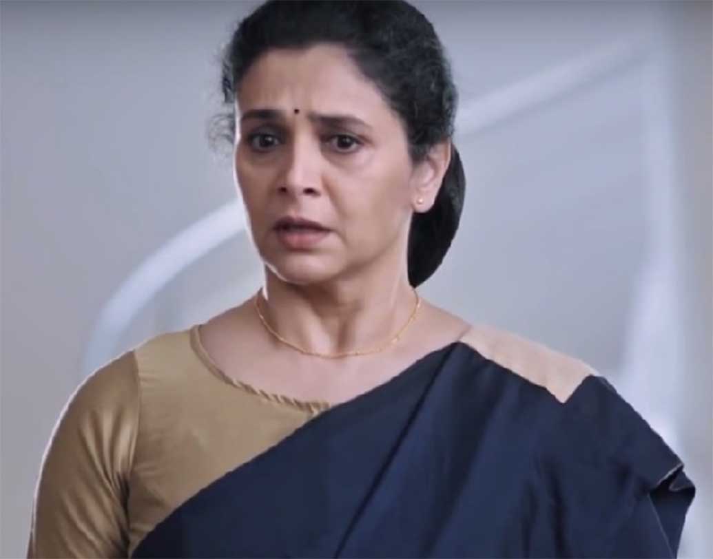 নয়ের দশকে যাঁরা বড় হয়েছেন, তাঁরা নিশ্চয়ই ‘তু তু ম্যায় ম্যায়’-এর কথা ভুলে যাননি! বৌমা রাধা বর্মার সঙ্গে শাশুড়ি দেবকী বর্মার টক-মিষ্টি সম্পর্ক নিয়ে একেকটি পর্ব দারুণ জমেছিল এই সিরিয়ালে। তখন কে জানত, সেই বৌমা থুড়ি সুপ্রিয়া পিলগাঁওকর এক দিন ‘সসুরাল গেন্দা ফুল’-এ সাসু-মাতা হবেন!