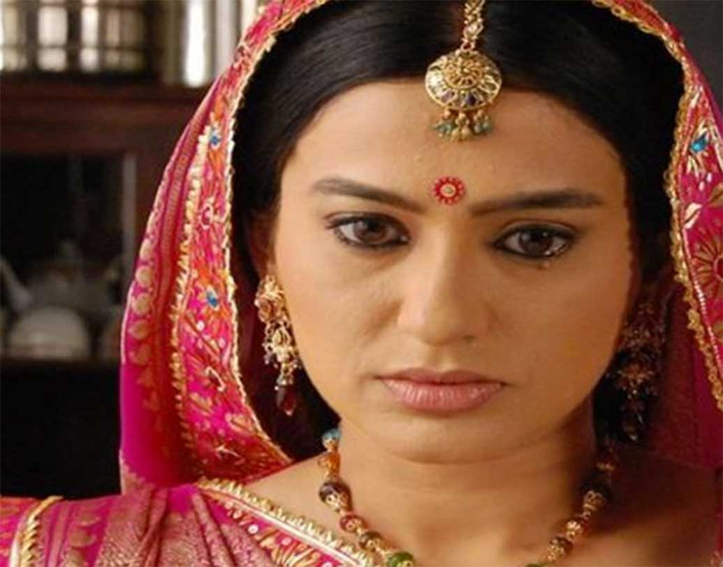 ‘কিঁউকি সাস ভি কভি বহু থি’তে বৌমাদের ভিড়ে বেশ চোখে পড়েছিলেন স্মিতা বনসল। ওই টেলি-সিরিয়ালের বেশ কয়েক বছর পর বছর চল্লিশের স্মিতাকে দেখা গিয়েছিল ‘বালিকা বধূ’তে। তবে এ বার তিনি আর বৌমা নন। বরং ‘বালিকা বধূ’ আনন্দীর শাশুড়ি।