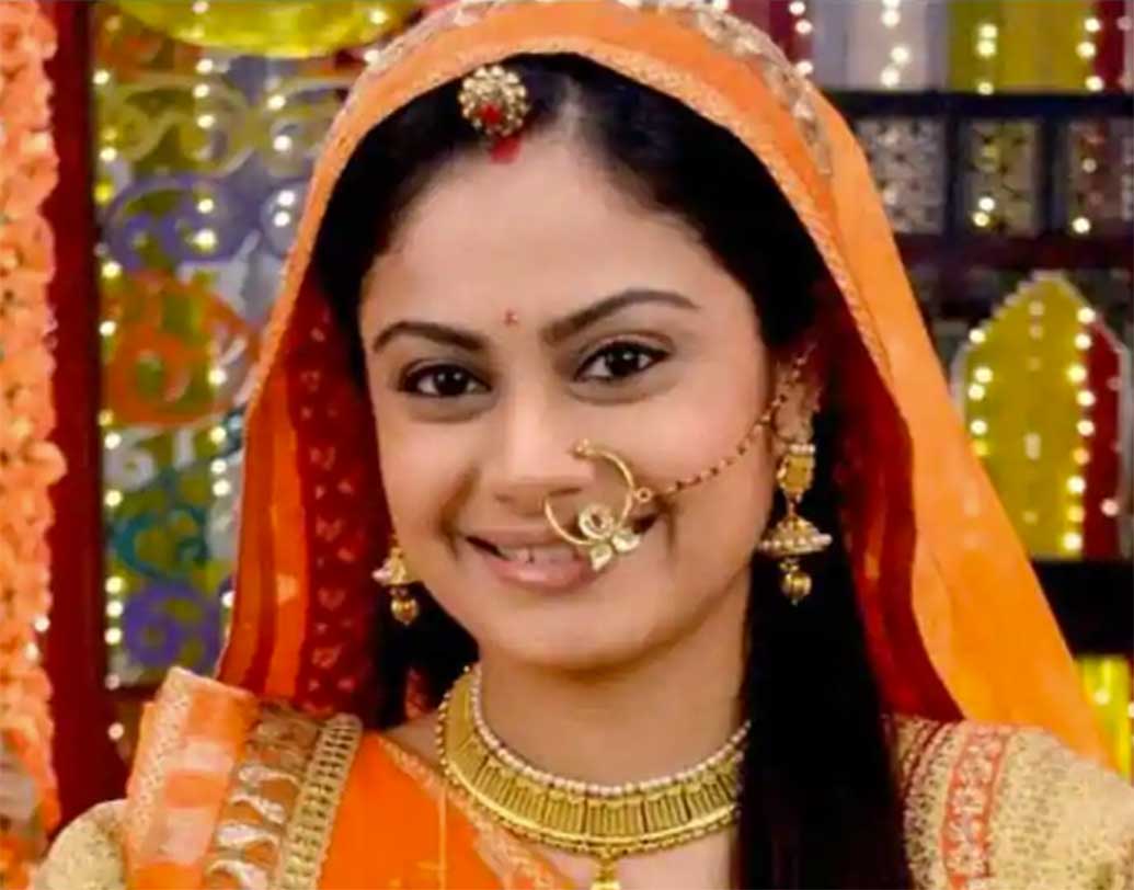 ‘বালিকা বধূ’ ধীরে ধীরে বড় হয়ে ওঠার পর সেই আনন্দীর রোলে দেখা গিয়েছিল তোরাল রাসপুত্রকে। এর পর নজর ঘোরান ২০১১ সালের কয়েকটি টেলি-সিরিয়ালে। ‘এক নয়ি ছোটি সি জিন্দেগি’তে ফের দেখা গিয়েছিল তোরালকে। অন্য শাশুড়িদের মতো তিনি অতটা দজ্জাল নন। বরং বেশ কেয়ারিং সাসু-মা হয়েছিলেন তোরাল।