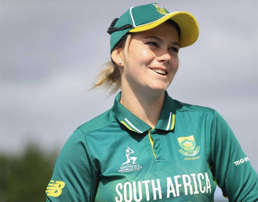 মিজনোনের পর তিন ফরম্যাটেই দক্ষিণ আফ্রিকার দলের দায়িত্বে পান ডেন ফান নিয়েকার্ক। একটি মাত্র টেস্টে দেখা গেলেও তাঁর ঝুলিতে রয়েছে ৮৫ ওডিআই ও ৫৭ টি-২০ খেলার অভিজ্ঞতা। ব্যাটিংয়ে দলের অন্যতম ভরসা নিয়েকার্কের ১৬টি হাফ সেঞ্চুরি রয়েছে। সঙ্গে লেগ স্পিনের ফাঁদে ফেলেছেন ১৭৫ জন বিপক্ষ ক্রিকেটারকে।