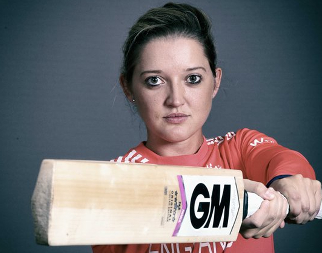 অনেকের মতে ইংল্যান্ডের মহিলা ক্রিকেট দলে তাঁর মতো প্রতিভাবান কমই রয়েছেন। পরিসংখ্যানের দিকে চোখ দিলে সে কথাই প্রমাণ হয়। ৯ টেস্ট, ১১৮ ওডিআই ও ৮৯ টি-২০তে সাতটি সে়ঞ্চুরি ও ৩৫টি হাফ সেঞ্চুরি রয়েছে তাঁর। ২০১৪-তে আইসিসি-র উইমেন্স ক্রিকেটার অব দ্য ইয়ার-এর পুরস্কারও জোটে সারার।