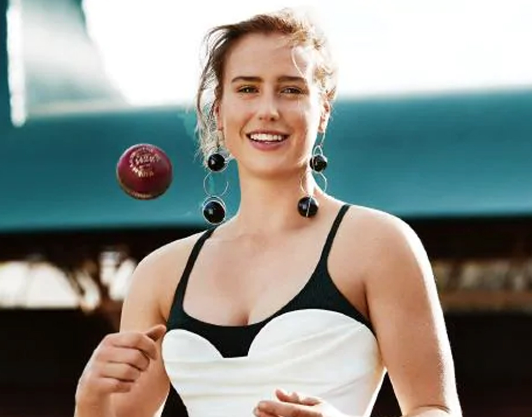 ক্রিকেটে ছাড়াও দেশের হয়ে  ফুটবলে খেলেছেন এলিস পেরি। সবচেয়ে কমবয়সি ক্রিকেটার হিসাবে অস্ট্রেলিয়ার হয়ে খেলা ছাড়াও রয়েছে ফুটবল-ক্রিকেট, দুই বিশ্বকাপে খেলার অনন্য রেকর্ডও। নিউ সাউথ ওয়েলসের অলরাউন্ডার পেরি খেলেছেন ৭ টেস্ট, ৯৭ ওডিআই ও ৯০ টি-২০। ১টি সেঞ্চুরি, ২৯ হাফ সেঞ্চুরি ও ২৪৪ উইকেট রয়েছে পেরির দখলে।