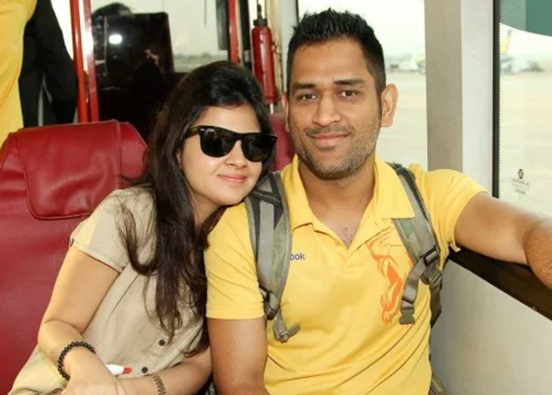 ক্যাপ্টেন কুল ধোনির জীবন কাহিনি তাঁর বায়োপিকের দৌলতে এখন অনেকেরই জানা। স্ত্রী সাক্ষী একটি হোটেলে কাজ করতেন। সেই হোটেলে থাকাকালীনই সাক্ষীর সঙ্গে পরিচয় ধোনির। সাক্ষী নাকি ধোনিকে প্রথমে চিনতেই পারেননি। তবে প্রথম দেখাতেই সাক্ষীকে ভাল লেগেছিল ধোনির। বাকিটা সকলেরই জানা। দু’জনের মধ্যে বয়সের পার্থক্য ৭ বছর।