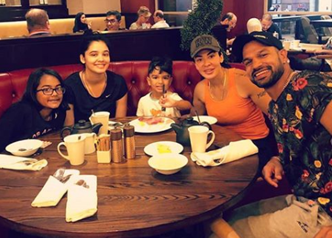 শিখর ধওয়নের সঙ্গে আয়েশা মুখোপাধ্যায়ের আলাপ ফেসবুকে। হরভজন সিংহ তাঁদের মিউচুয়াল ফ্রেন্ড। চ্যাট করতে করতে দু’জনেই খুব ভাল বন্ধু হয়ে তারপর বিয়ের সিদ্ধান্ত। শিখরের চেয়ে ১০ বছরের বড় আয়েশা। ছোট থেকে অস্ট্রেলিয়ায় থাকলেও আয়েশা কিন্তু খুব ভাল বাংলা বলতে পারেন। বাঙালি খাবার রাঁধতেও ভালবাসেন।