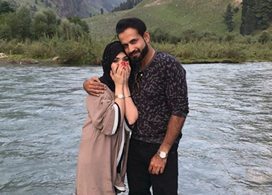 ক্রিকেটার ইরফান পাঠান গাঁটছড়া বেঁধেছেন সাহা বাগের সঙ্গে। সাহা পেশায় একজন মডেল। ৩২ বছর বয়সে বিয়ে করেন ইরফান। তখন সাহার বয়স ছিল মাত্র ২২ বছর।