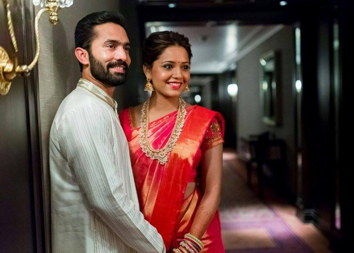 নিজের থেকে ৬ বছরের ছোট ভারতীয় স্কোয়াস খেলোয়াড় দীপিকা পাল্লিকালকে বিয়ে করেন ক্রিকেটার দীনেশ কার্তিক। দীপিকা নাকি ক্রিকেটারদের ভীষণ অপছন্দ করতেন। দু’জনেই একই কোচের অধীনে জিম করতেন। সেই সূত্রেই দীনেশের সঙ্গে পরিচয়। ভুল ধারণা ভেঙে যায় শীঘ্রই। আর তারপর অপছন্দ ভাললাগায় বদলে যায়।