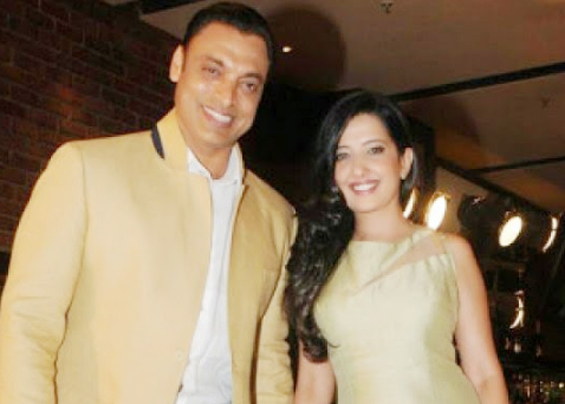 রাওয়ালপিণ্ডি এক্সপ্রেস শোয়েব আখতার বিয়ে করেন ৪২ বছর বয়সে। তখন তাঁর স্ত্রী রুবাব খানের বয়স মাত্র ২৩ বছর। তার মানে নিজের থেকে ১৯ বছরের ছোট রুবাবকে বিয়ে করেন শোয়েব। কিন্তু তাঁদের দু’জনের সম্পর্কের মধ্যে এখনও পর্যন্ত এই বয়সের ভার পড়েনি।