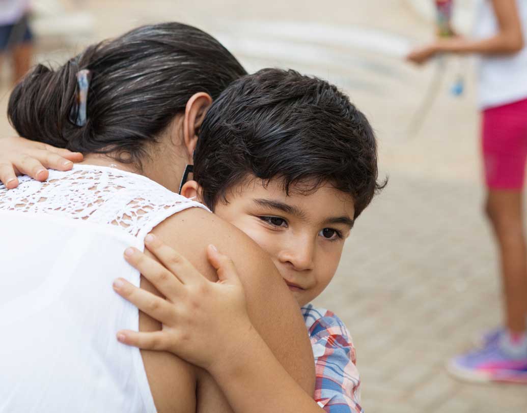 সন্তান যখন খেলতে যায়, তখনও তার খেলার ভঙ্গি, খেলার মাঠের দুষ্টুমি এই সব ক্রমাগত নিয়ন্ত্রণ করতে থাকেন? অনেকেই সন্তানের সঙ্গে তার বন্ধুদের ঝগড়া-বিবাদ মেটাতে তাদের মধ্যে ঢুকে পড়েন। এতে আদতে ওর ক্ষতিই হয়। সন্তান কখনওই এতে আত্মবিশ্বাসী হয় না। সবেতেই নালিশপ্রবণ হয়ে ওঠে। ছবি: শাটারস্টক।