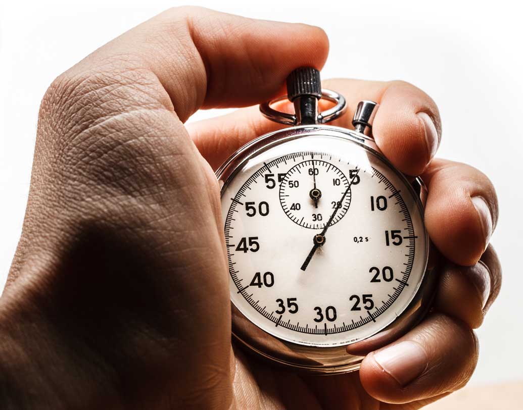 সন্তানের রুটিন নিয়েও একটু বেশিই সচেতন হয়ে পড়েন অনেক অভিভাবক। সব সময়ই খুব কড়া সময়ে রাখা, এতটুকু নিয়মের এদিক-ওদিক না করতে দেওয়া, এ সব যদি বাড়াবাড়ির পর্যায়ে যায়, তা হলে কিন্তু তা সন্তানের মনেও বিরূপ মনোভাব ফেলে। মা-বাবার অতিরিক্ত চাপিয়ে দেওয়ায় বিরক্ত হয়ে এক দিন কিন্তু আপনাকেই অভিযুক্ত করবে। ছবি: শাটারস্টক।