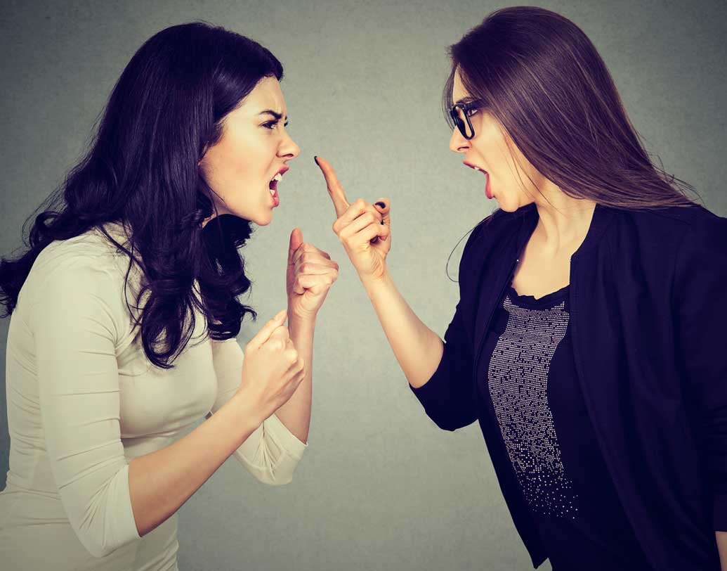 সন্তানকে অতিরিক্ত সমর্থন করতে গিয়ে তারই সামনে তার কোনও বন্ধু বা শিক্ষকের সঙ্গে দুর্ব্যবহার করে থাকেন অনেকে। সন্তান এমন মা-বাবার থেকে কিছুই শিখতে পারে না, উল্টে নিজেও স্বার্থপরের মতো ভাবতে শেখে। নিজের দোষ ঢেকে চলে নিরন্তর। ছবি: শাটারস্টক।