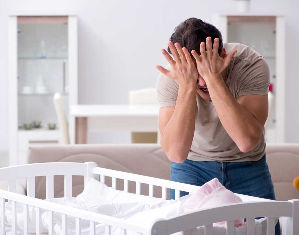 সন্তান অসুস্থ হয়ে পড়তে পারে এমন চিন্তায় অনেক অভিভাবক দিন-রাত তাদের চোখে-চোখে রাখেন। একটু এদিক-ওদিক হলেই চলে ধমক। এমন না করে বরং সন্তানকে কিছুটা স্বাধীনতা দিন প্রথম থেকেই। জীবনে সকলেই কখনও না কখনও অসুস্থ হয় আবার সেরেও ওঠে। এ নিয়ে সারা ক্ষণ দুশ্চিন্তা অমূলক। ছবি: শাটারস্টক।