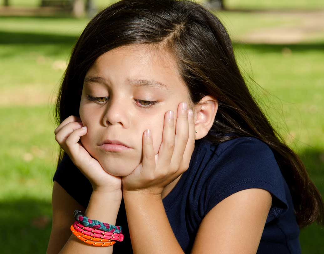 সন্তান কখন কী পোশাক পরবে, কার সঙ্গে মিশবে, কোন মানুষকে ভালবাসবে এই সব কিছুই নিয়ন্ত্রণ করতে চাইলে সে ভাবনায় রাশ টানুন। সন্তানের জীবনে আপনি তার পথপ্রদর্শক হলেও জীবনটা আসলে তারই। তাই কিছু কিছু বিষয়ে তার মতামতকে গুরুত্ব দিন, আপনার পছন্দসই না হলেও সম্মান দিন। এতে সম্পর্ক অনেক সুন্দর হয়। ছবি: শাটারস্টক।