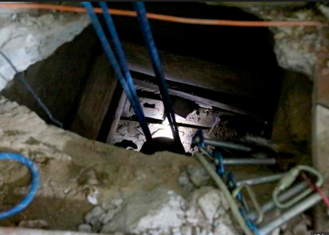 ২২ ফুট গভীর ওই সুড়ঙ্গ ধরে হাঁটতে থাকে পুলিশ। ঘুটঘুটে অন্ধকার সুড়ঙ্গে ৬০০ ফুট যাওয়ার পর অন্য মুখের হদিশ পাওয়া যায়। একটি বেডরুমের বিছানার নীচে মুখ ওই সুড়ঙ্গের।