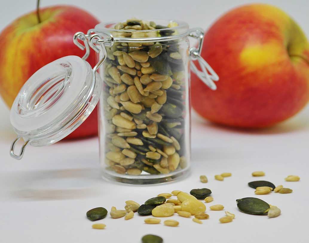 ব্যাগে রাখুন বিস্কুট ও শুকনো ফল। যখনই খিদে পাবে, জাঙ্ক ফুড এড়াতে সে সব চালান করুন পেটে। পেট ভরে গেলে খাওয়ার ইচ্ছে অনেকটাই কমে যায়। তাই জাঙ্ক ফুডের লোভ কমাতে কাজে লাগাতে পারেন এই উপায়। ছবি: পিক্সঅ্যাবে।