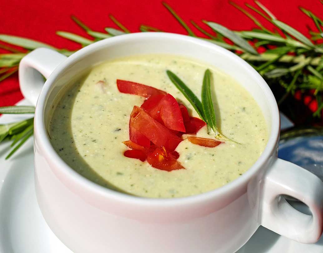 বাড়িতে শিশু থাকলে তার বায়না মেটাতে অনেক সময় জাঙ্ক ফুড খাওয়া হয়ে যায়। এমন হলে শিশুর জন্য বরাদ্দ করুন স্যুপ জাতীয় খাবার। তাতে তার পেটও ভরবে ও স্বাদু স্যুপে তার স্বাদের চাহিদাও মিটবে। ছবি: পিক্সঅ্যাবে।