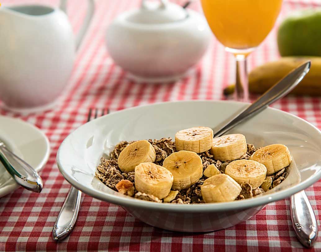 বাইরে বেরলেই জাঙ্ক ফুড খাওয়ার ইচ্ছে জাগে অনেকের। এমন স্বভাব যদি আপনারও থাকে, তা হলে পুজোর আগে চটজলদি মেদ ঝরাতে বাইরে বেরনোর আগেই খেয়ে বেরোন। এতে বাইরের ভাজাভুজি এড়ানো সহজ হবে। ছবি: পিক্সঅ্যাবে।