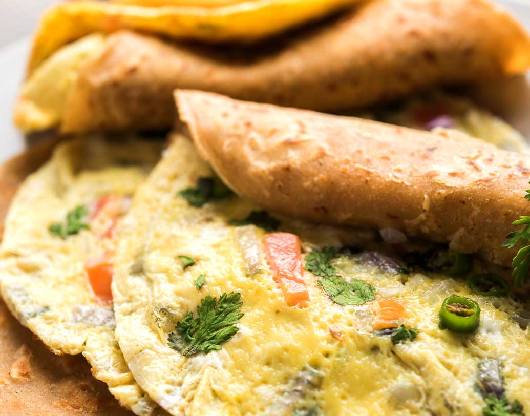 জাঙ্ক ফুডকেই বাড়িতে স্বাস্থ্যকর উপায়ে বানিয়ে ফেলা যায়। দু’সপ্তাহে এক দিন তেমন কিছু খাবার কম তেল-ঝাল দিয়ে হালকা করে বানিয়ে ফেলুন। জাঙ্ক ফুড একেবারে বন্ধ হয়ে যাওয়ার কষ্টও কমবে আবার বাড়িতেও নতুন কিছু বানিয়ে নেওয়া যাবে। ছবি: পিক্সঅ্যাবে।