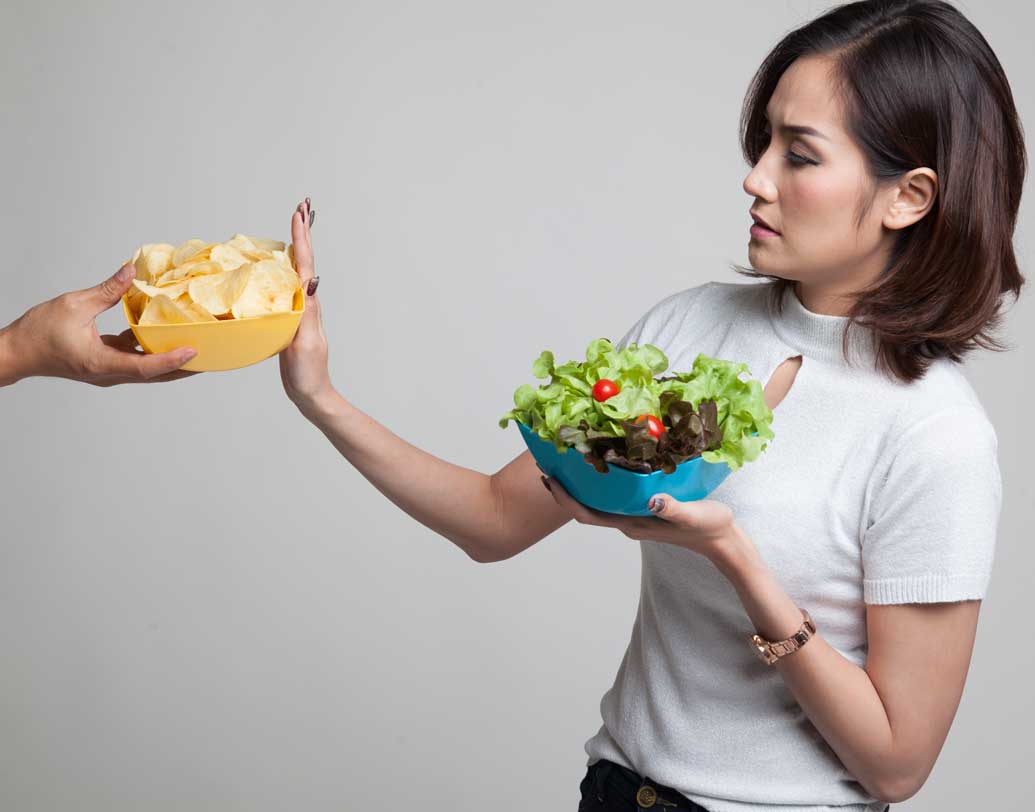 জাঙ্ক ফুড এড়ানো হোক বা ডায়েট শুরু, মনের জোরই কিন্তু শেষ কথা, পুজোয় নীরোগ ছিপছিপে চেহারা পাওয়ার ইচ্ছে থাকলে এটুকু মানসিক জোর নিজের জন্যই অর্জন করতে হবে আপনাকে। তাই আজ থেকে আর জাঙ্ক ফুড নয়— এই প্রতিজ্ঞা নিন এখন থেকেই। ছবি: শাটারস্টক।