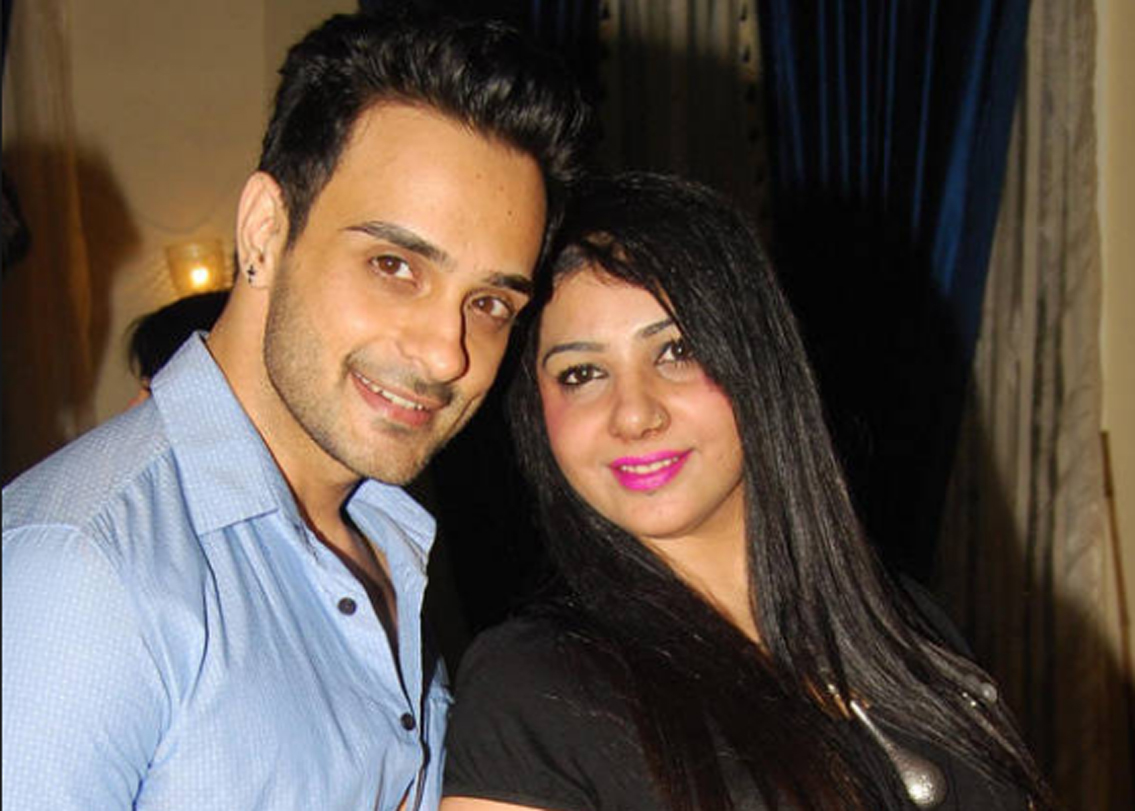 অঙ্গদ হাসিজা টেলি ইন্ডাস্ট্রির হার্টথ্রব। স্বপ্নে বাবুল কা...বিদায়-এ তাঁকে আলেখের ভূমিকায় দেখা গিয়েছিল। স্ত্রী পরণীতের সঙ্গে পঞ্জাবে পরিচয়। জানতে কি হার্টথ্রব অঙ্গদের ১১ বছরের দাম্পত্য জীবন!