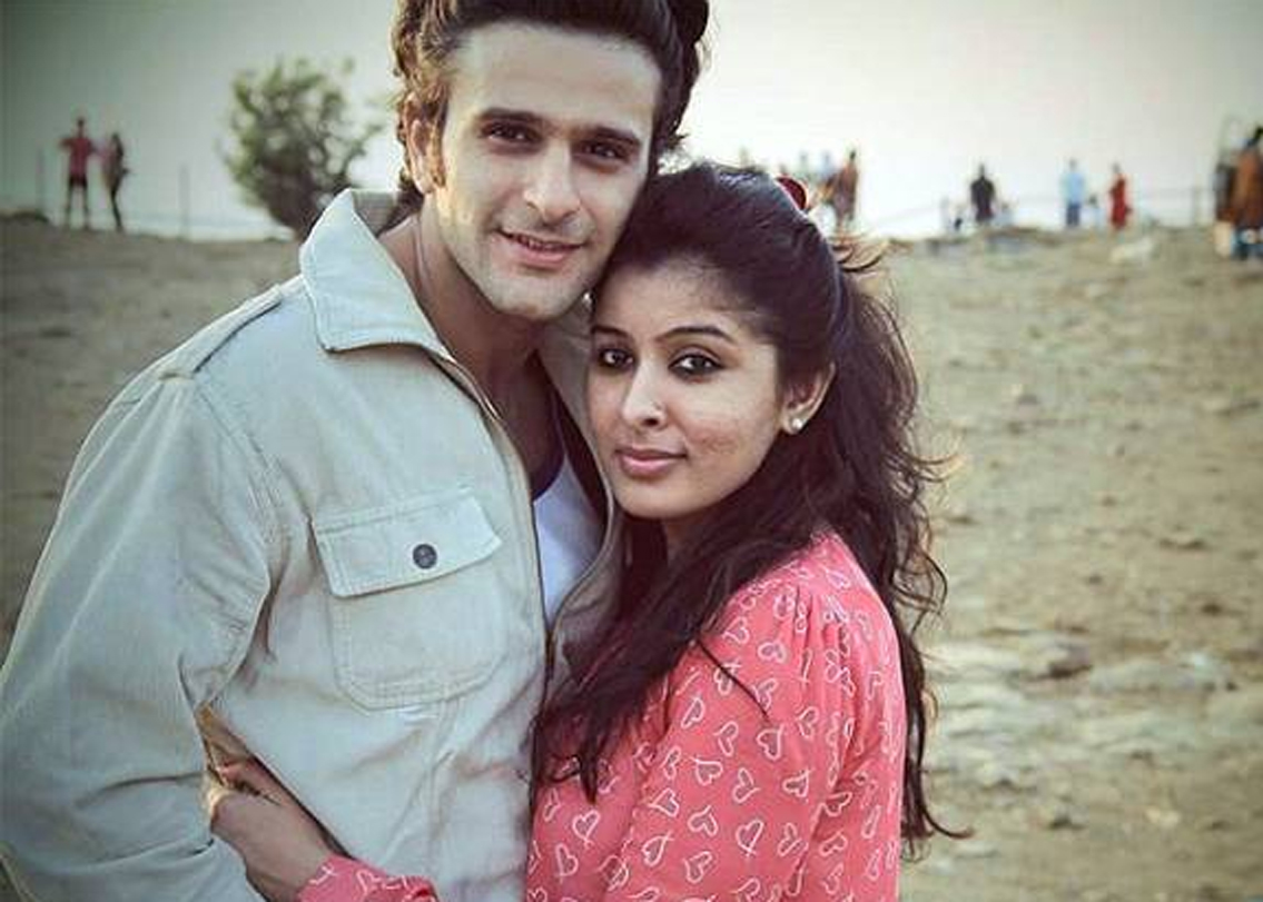 এক হাজারো মে মেরি বহেনা হ্যায়, পবিত্র রিস্তার মতো হিট সিরিয়ালে অভিনয় করে জনপ্রিয়তা অর্জন করেছেন কর্ণ সুচক। স্ত্রীর নাম নন্দিতা ভান্ডারি। ২০১৫ সালে বিয়ে। কিন্তু কেরিয়ারের স্বার্থে বিয়ের খবর গোপন রেখেছিলেন তিনিও।