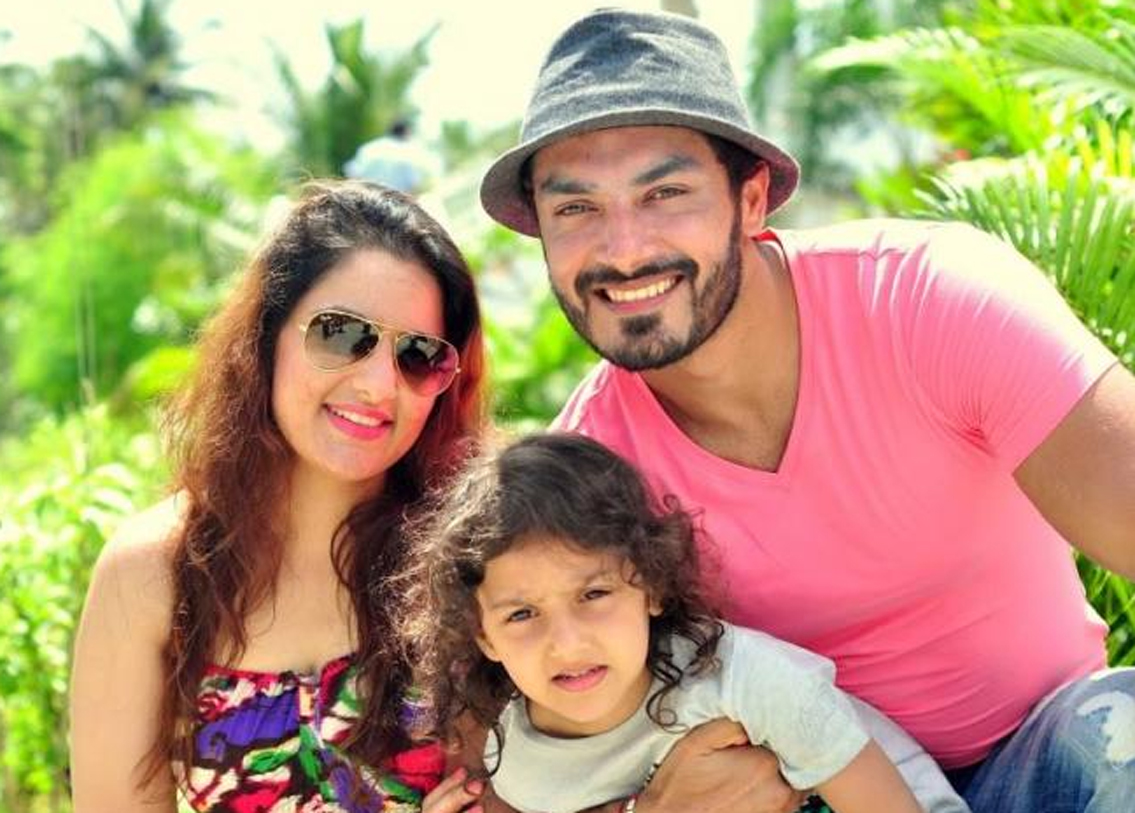 টেলিভিশন স্টার অভিনেশ রেখি ২০০৮ সালে ‘রু বা রু’ ফিল্মের হাত ধরে বলিউড ডেবিউ করেন। তারপর অবশ্য ফিল্মে খুব বেশি জনপ্রিয় হতে পারেননি। তাঁর জনপ্রিয়তার সবটাই টেলি সিরিয়াল থেকে। ২০১০ সালে স্ত্রী রেইসাকে বিয়ে করেন। তিনিও চেপে যান বিয়ের খবর।