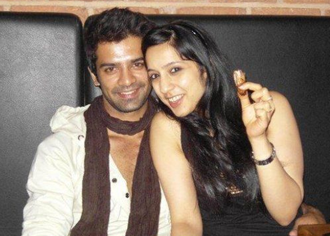 কেরিয়ারের স্বার্থে বিয়ে গোপন করেছেন ফিল্ম এবং টেলি স্টার বরুণ সোবতিও। বরুণ স্কুলের বন্ধু পশমিন মানচান্দাকে বিয়ে করেন। কেরিয়ারের প্রথম দিকে তাঁর বিয়ের সম্পর্কে কেউই জানতেন না। বরুণ একজনকে ডেট করছেন এ নিয়ে জল্পনাও শুরু হয়ে যায়। তখনই মৌনতা ভেঙে বিয়ের কথা ভক্তদের জানান তিনি।