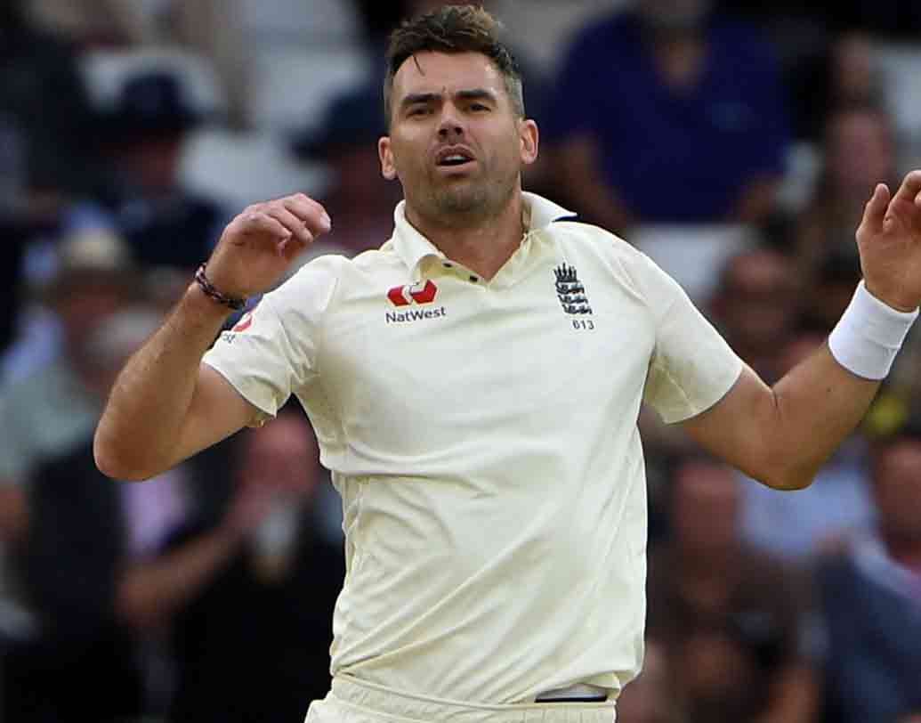 জেমস অ্যান্ডারসন: নিখুঁত লাইন লেংথে বল করলেও ইংল্যান্ডের সেরা পেসারের গড় গতি কিন্তু ১২৭-১৩১ কিমি/ঘণ্টা। ছবি: এএফপি।