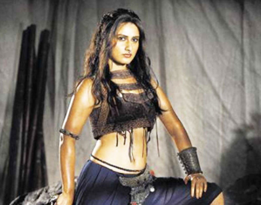 থাগস অব হিন্দোস্তান- অমিতাভ বচ্চন আর আমির খানের সঙ্গে এই ছবিতে অভিনয় করার কথা ছিল আলিয়া ভট্টেরই। কিন্তু চরিত্রটি ছোট হওয়ার জন্য এই ছবিতেও না করে দেন আলিয়া। পরে ফতিমা সানা শেখের কোর্টে চলে যায় বল।