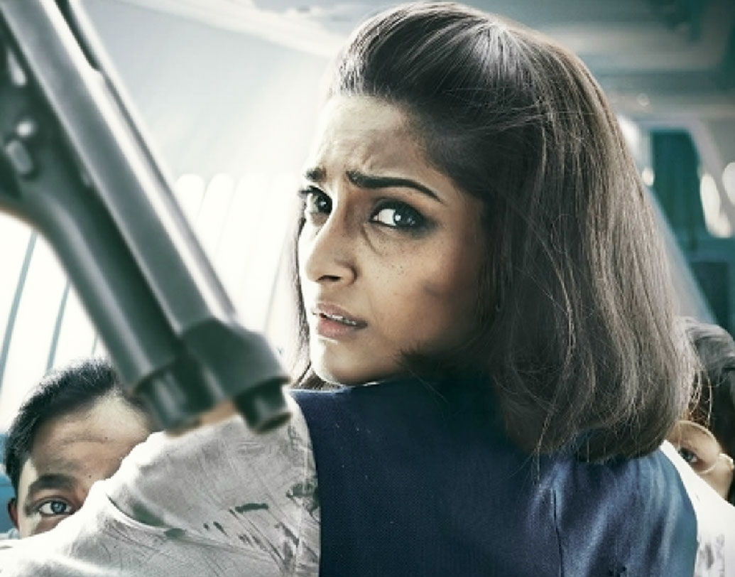 নীরজা- সোনম কপূর নন। ‘নীরজা’র জন্য পরিচালকের প্রথম পছন্দ ছিলেন আলিয়া ভট্ট। আলিয়াও চাইছিলেন এই ছবিতে অভিনয় করতে। তবে বলিউডে জোর গুঞ্জন, আলিয়ার উচ্চতাকম হওয়ার কারণেই নাকি পরে সোনম কপূরকে কাস্ট করেন পরিচালক।