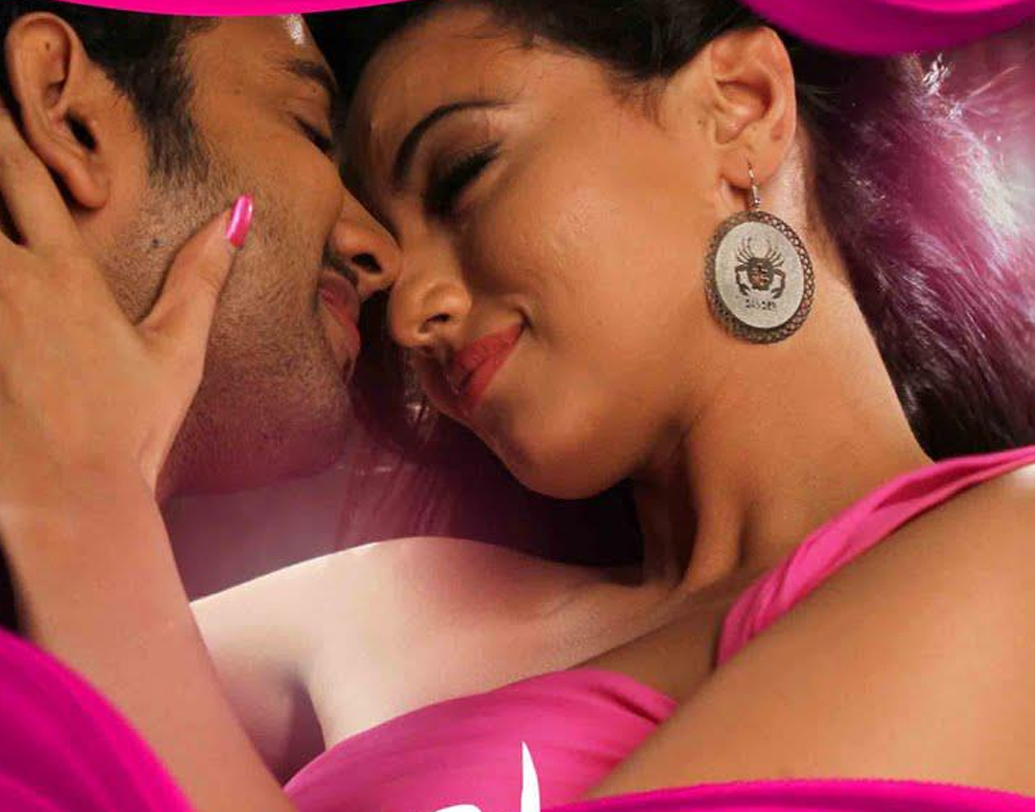 এই ছবির সঙ্গে যুক্ত এক পরিচালক জানালেন, সেন্সর বোর্ড থাকায় এই ধরনের ছবি তৈরিতে মারাত্মক সমস্যা রয়েছে।