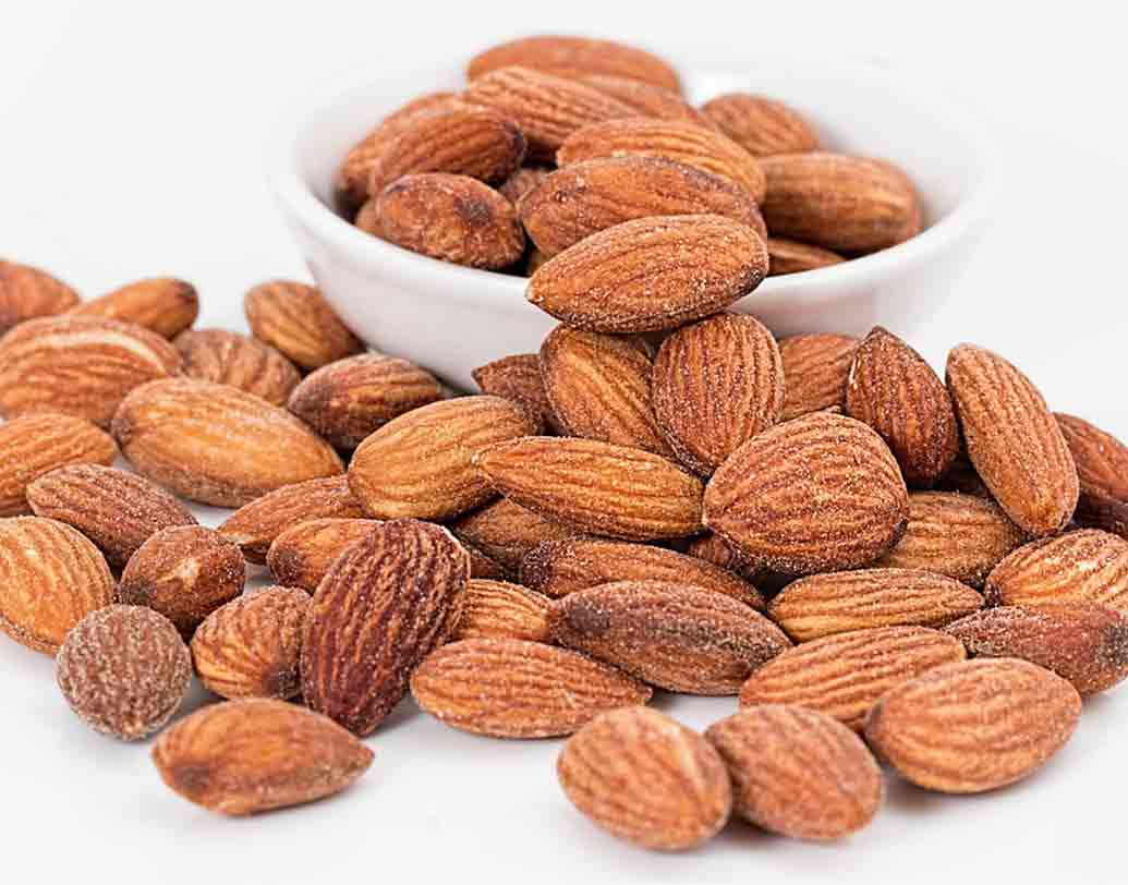 পিনাট বাটার খেতে ভালবাসে শিশু? তা হলে তাকে আমন্ড বাটারে অভ্যস্ত করে তুলুন। আমন্ডের মধ্যে রয়েছে প্রচুর ক্যালসিয়াম। এক-তৃতীয়াংশ কাপ আমন্ডে প্রায় ২৬৪ মিলিগ্রাম মতো ক্যালসিয়াম মেলে। সন্তানকে দুধের সঙ্গেও দিন কয়েক টুকরো আমন্ড, খেতে ভাল বলে শিশুরা এই খাবার বেশ পছন্দও করে। ছবি: পিক্সঅ্যাবে।