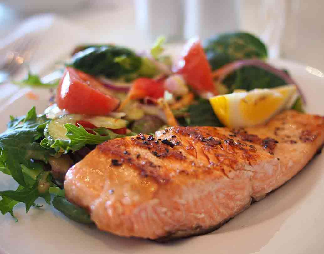 সামুদ্রিক মাছ, বিশেষ করে স্যামন, টুনা এ সব মাছে প্রচুর ক্যালসিয়াম আছে। শিশুর হাড়ের বৃদ্ধির দিকে বিশেষ নজর দিতে হলে তার খাদ্যতালিকায় অবশ্যই রাখুন এ সব মাছ। এ সব মাছ দিয়ে নানা পছন্দসই স্যান্ডউইচ ও স্ন্যাক্স বানিয়েও দিতে পারেন তাকে। ছবি: পিক্সঅ্যাবে।