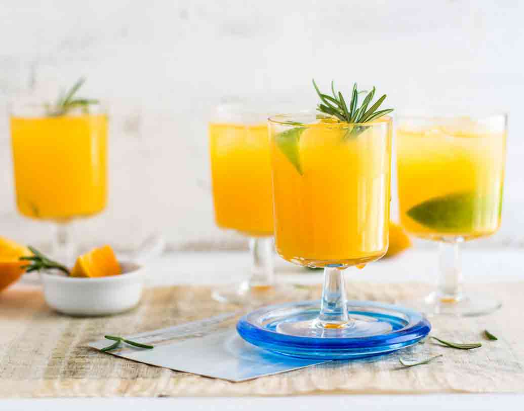 অনেক শিশু নিরামিষ পছন্দ করে, মাছ-ডিমে তাদের আগ্রহ নেই। তাদের জন্য রোজ খাদ্যতালিকায় রাখুন এক গ্লাস লেবুর রস। অস্থিবিদদের মতে, ১৫০ গ্রাম কমলালেবু বা মুসাম্বির রসে ৬০ মিলিগ্রাম মতো ক্যালসিয়াম থাকে। তাই শিশুর ব্রেকফাস্টে রাখুন এক গ্লাস লেবুর রস। ছবি: পিক্সঅ্যাবে।