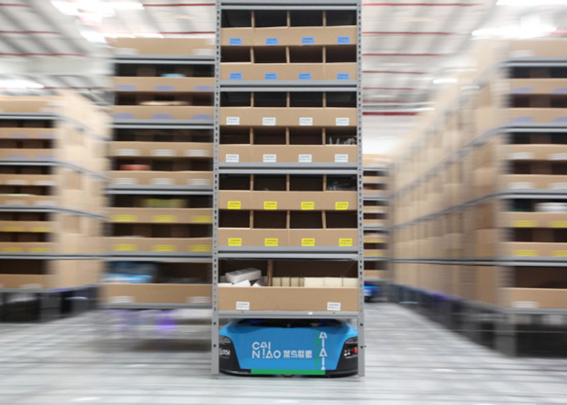 এই কারখানাটি রয়েছে চিনে হুয়ান প্রদেশে। আলিবাবা স্মার্ট ওয়ারহাউস। তবে ভয় পাবেন না। কারখানায় ভূতুরে ব্যাপার কিছু নেই। এ সবই আসলে প্রযুক্তির খেল। উন্নত প্রযুক্তির রোবট মানুষের জায়গা নিয়ে ফেলেছে এই কারখানায়।