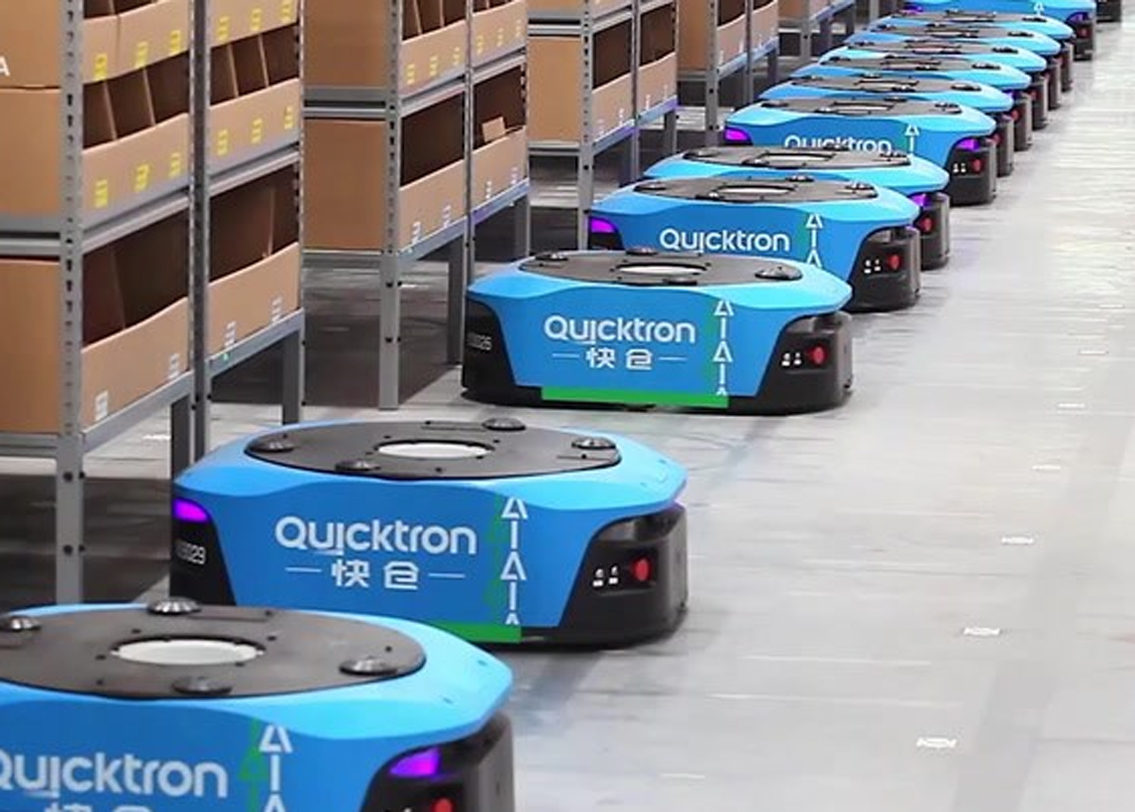 মাত্র ৬০টি রোবট সারা দিন ধরে ‘মাথার ঘাম পায়ে ফেলে’ পরিশ্রম করে চলেছে।