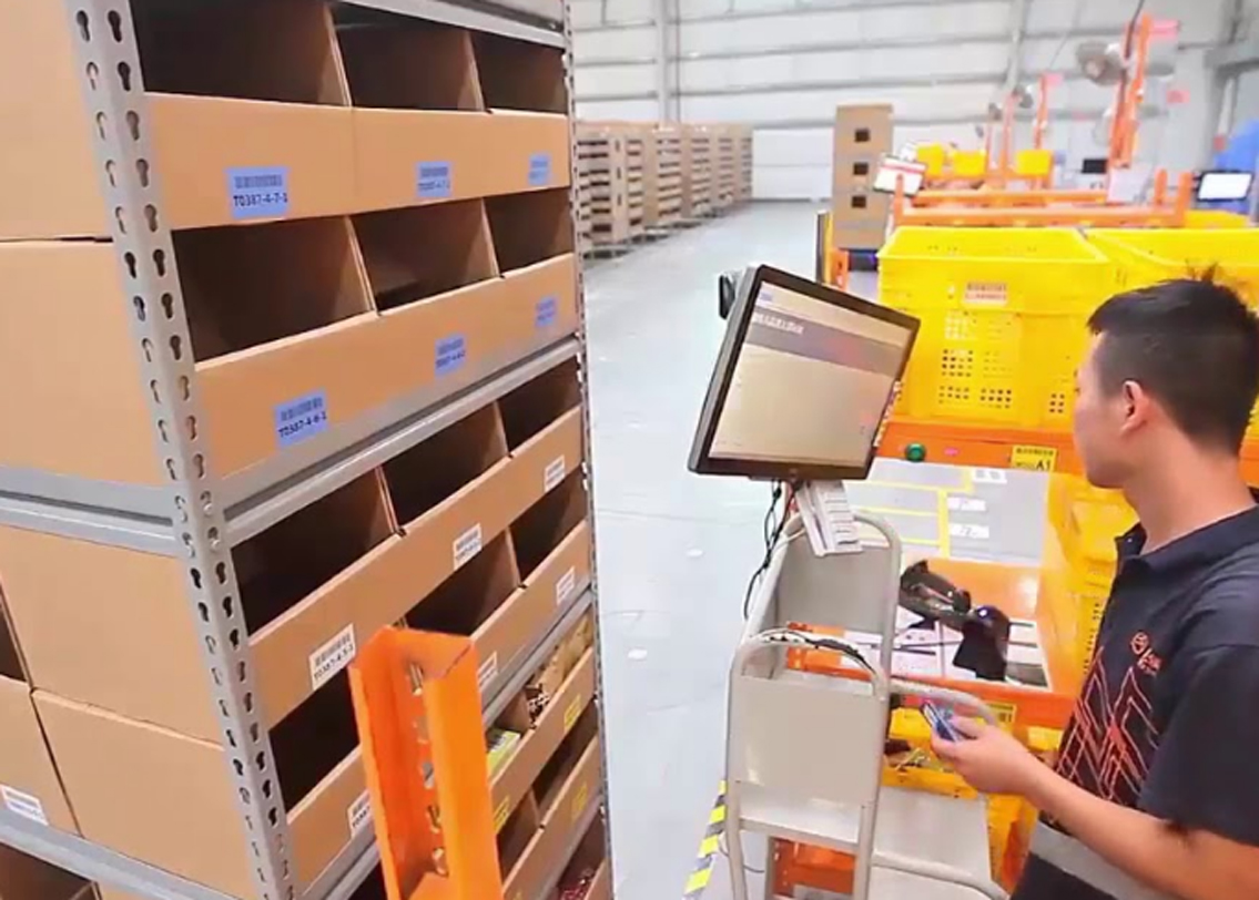 সবশেষে জিনিসপত্র প্যাকিং করা এবং পাঠানোর কাজটা করতে হয় মানুষ-কর্মীদের।