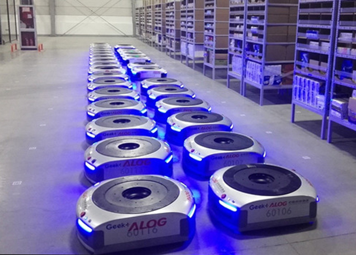 আর কাজ করতে করতে হাঁপিয়ে গেলে? নিজেরাই নিজেদের চার্জিংয়ের ব্যবস্থা করে ফেলে এরা। সোজা চলে যায় কারখানার ভিতরে তাদের জন্য রাখা চার্জিং স্টেশনে। মাত্র ৫ মিনিট চার্জ দিলেই ৪ থেকে ৫ ঘণ্টা নিশ্চিন্তে পরিশ্রম করতে পারে।