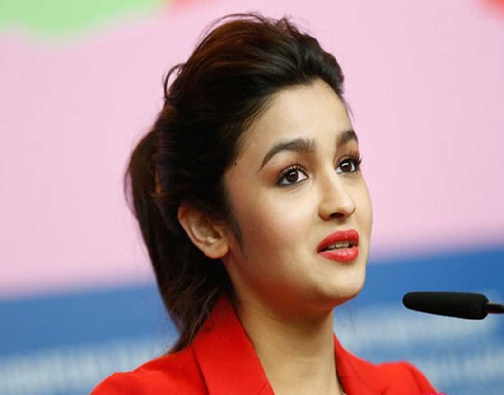 অন্ধকারকে নাকি বেশ ভয় পান, তাই আলো জ্বালিয়েই ঘুমোতে যান আলিয়া ভট্ট। এ দিকে ‘রাজি’ নায়িকা অন্য একটি সাক্ষাৎকারে নাকি স্পষ্ট স্বীকার করেছিলেন, ছোটবেলায় সবচেয়ে বেশি পেনসিল স্কেচ করার চেষ্টা করতেন হৃত্বিক রোশনের।