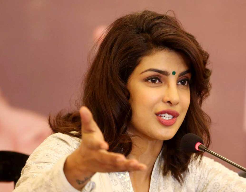 একটি সাক্ষাৎকারে এসে প্রিয়াঙ্কা চোপড়া নাকি বলেছিলেন, ছোটবেলায় সম্পর্ক ভেঙে যাওয়ার পরেও প্রেমিককে চুমু খেয়েছিলেন পিগি চপস।